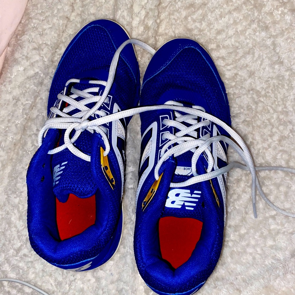 Tennis shoes